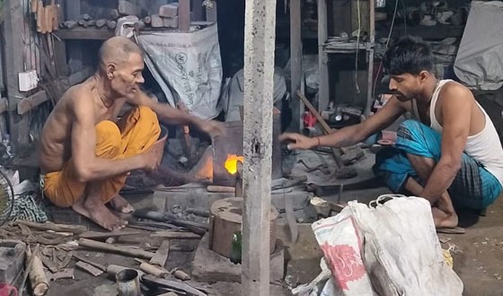 সেনবাগে কামারপাড়া মুখরিত টুং-টাং শব্দে