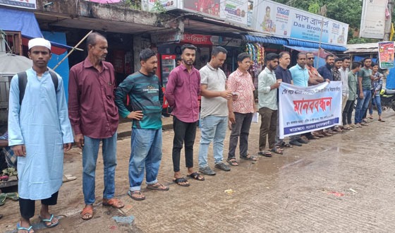 সুনামগঞ্জে যৌক্তিক ভাড়া নির্ধারণের দাবিতে যাত্রীদের মানববন্ধন