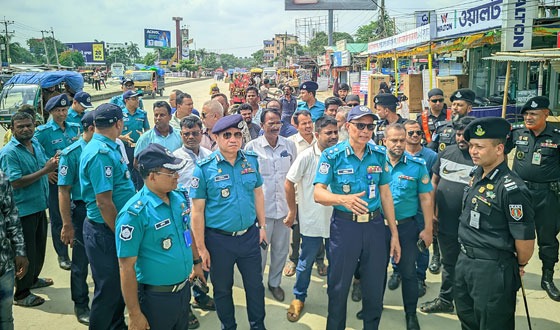 ঈদযাত্রা নির্বিঘ্ন করতে রংপুর মর্ডান মোড়ে সাব কন্ট্রোল রুমের উদ্বোধন