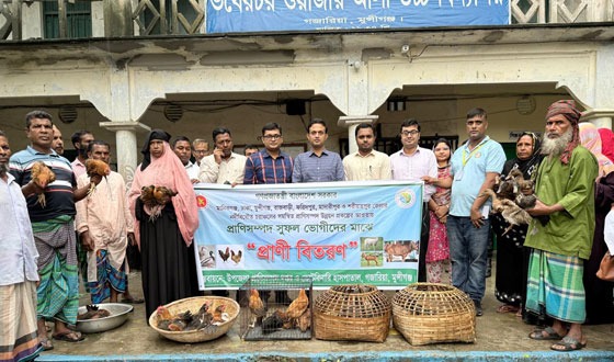 গজারিয়ায় সুফলভোগীদের মাঝে প্রাণী বিতরণ