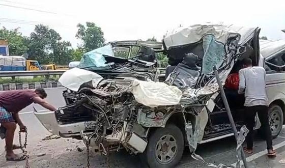 টাঙ্গাইলে ট্রাকের পেছনে মাইক্রোবাসের ধাক্কা, বাবা ও দুই ছেলে নিহত