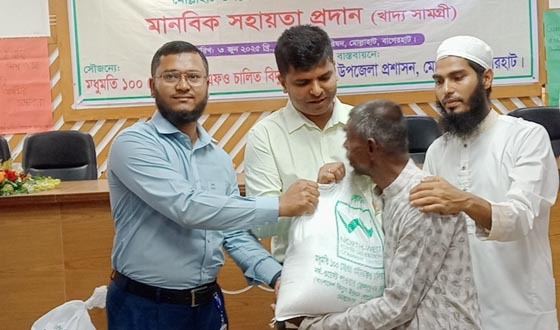 মোল্লাহাটে মধুমতি বিদ্যুৎ কেন্দ্রের মানবিক সহায়তা সামগ্রী বিতরণ