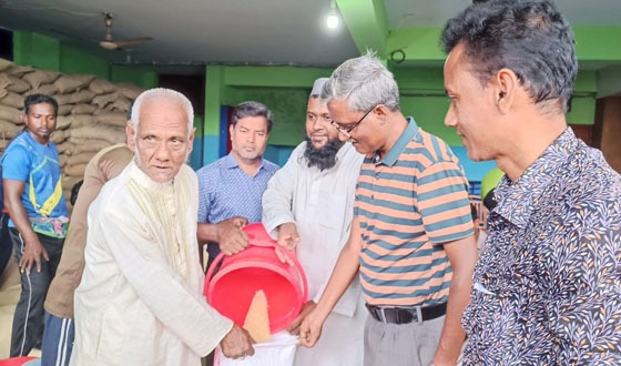 হিলির হাকিমপুরে ঈদ উপহারের চাল পেলো ৩০৮১ পরিবার