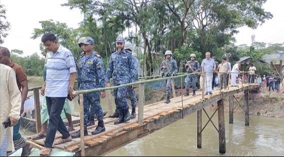 পাথরঘাটার ভেঙ্গে যাওয়া বেড়িবাঁধে নৌবাহিনীর সহায়তায় নির্মিত সাঁকোটি উন্মুক্ত