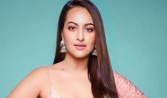 বলিউডে স্বজনপ্রীতি নিয়ে যা বললেন সোনাক্ষী