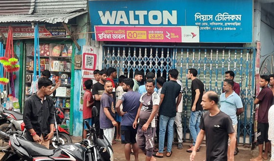 নাসিরনগরে মোবাইলের দোকানে চুরি, মালামাল লুট