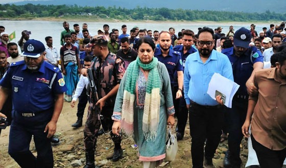 জাফলং পরিদর্শনে উপদেষ্টাদের গাড়ির সামনে শ্রমিকদের বিক্ষোভ
