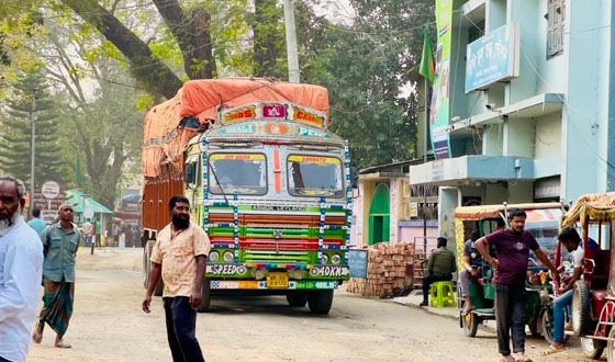 হিলি স্থলবন্দর দিয়ে আমদানি রফতানি শুরু