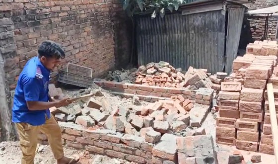 মান্দায় অবৈধভাবে নির্মাণাধীন স্থাপনা ভেঙে দিয়েছে ইউএনও