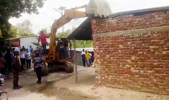 মান্দ মসজিদের জায়গা দখল করে নির্মিত দোকানঘর উচ্ছেদ