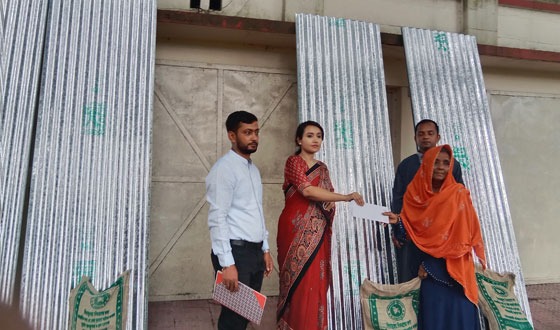 ভাঙ্গুড়ায় অগ্নিকাণ্ডে ক্ষতিগ্রস্ত পরিবারের মাঝে ঢেউটিন বিতরণ