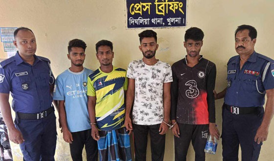 দিঘলিয়ায় জুয়া খেলার সামগ্রী নগদ টাকাসহ গ্রেফতার ৪