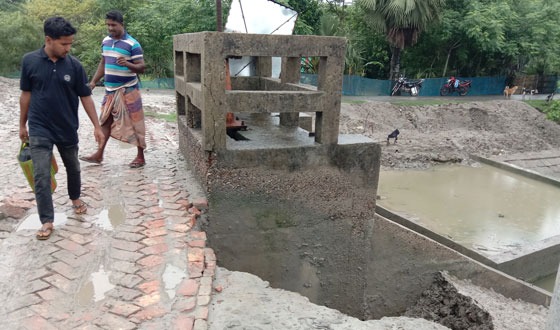 কয়রায় বেড়িবাঁধের স্লুইসগেটে ভয়াবহ ধ্বস, আতঙ্কে এলাকাবাসী