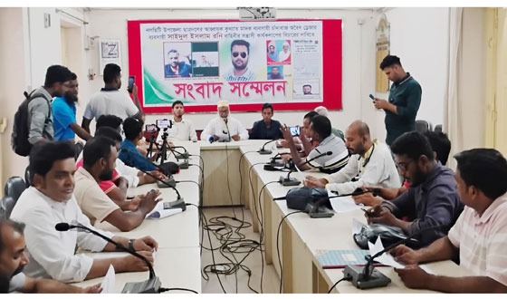 শিক্ষাবোর্ডের চেয়ারম্যানকে ঘন্টাব্যাপী অবরুদ্ধ করে বিক্ষোভ