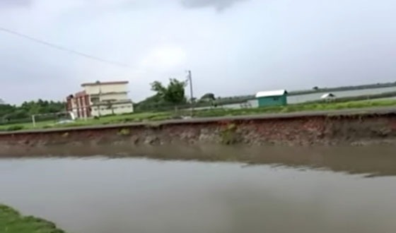 খালে গিলে খাচ্ছে সড়ক, ঝুঁকিতে ১২ গ্রামের মানুষ