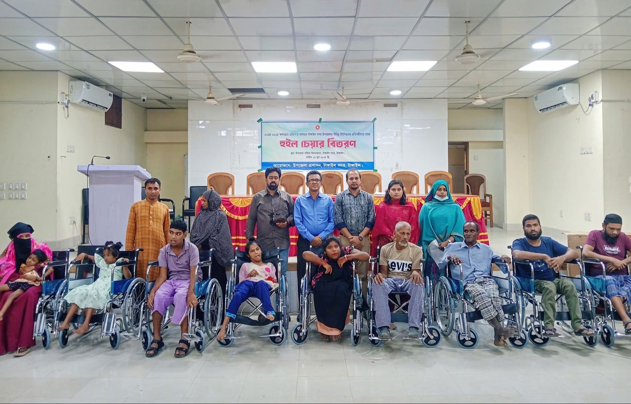 টাঙ্গাইলে কৃষি উপকরন, সেলাই মেশিন ও হুইল চেয়ার বিতরণ