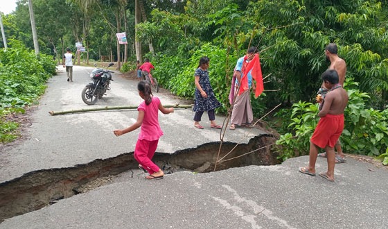 অতিবৃষ্টিতে বিচ্ছিন্ন লোহাগড়া-নহাটা-মাগুরা সড়কে যানবাহন চলাচল শুরু