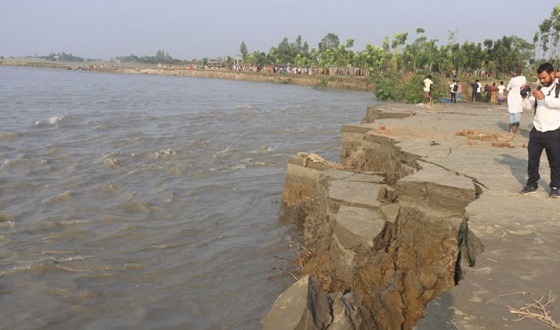 নদীভাঙনে দিশেহারা নদীপাড়ের মানুষ