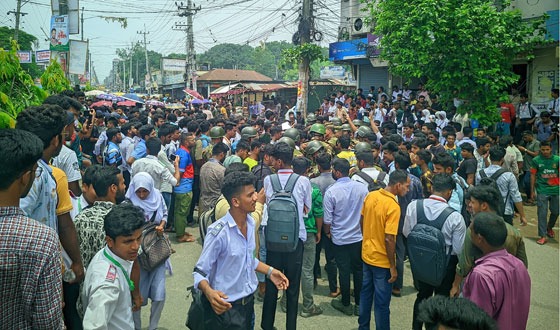 ২১ দফা দাবীতে রেলগেট অবরোধ করে শিক্ষার্থীদের বিক্ষোভ