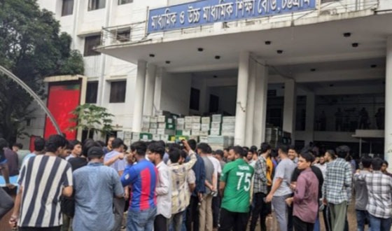 চট্টগ্রামে এইচএসসি পরীক্ষা পেছানোর দাবিতে শিক্ষার্থীদের বিক্ষোভ
