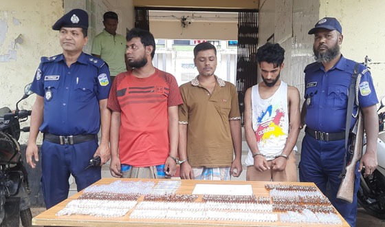ভালুকায় তিন মাদক ব্যবসায়ী আটক