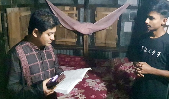 মধ্যরাতে পরীক্ষার্থীদের বাড়িতে ইউএনও