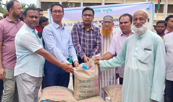 নাগেশ্বরীতে প্রান্তিক কৃষকদের মাঝে সার ও বীজ বিতরণের উদ্বোধন
