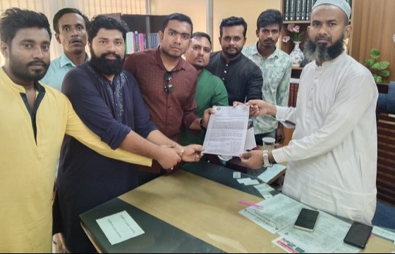 বাবুগঞ্জে ভাঙ্গা ও খানাখন্দে ভরা স্বরক সংস্কারে ইউএনও'র কাছে স্মারকলিপি