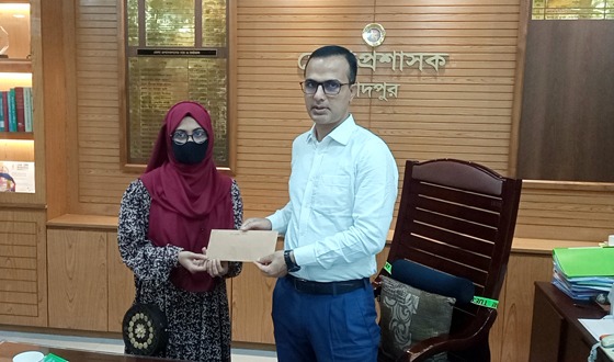 চাঁদপুরে ৩ শিক্ষার্থীর স্বপ্ন পূরণে জেলা প্রশাসকের সহায়তা