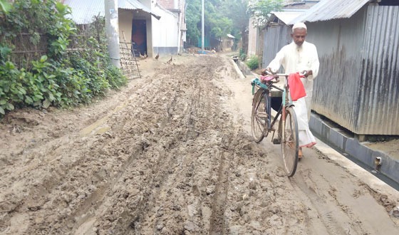পোরশার জালুয়ার রাস্তায় যানবাহন সহ পথচারীদের  দূর্ভোগ