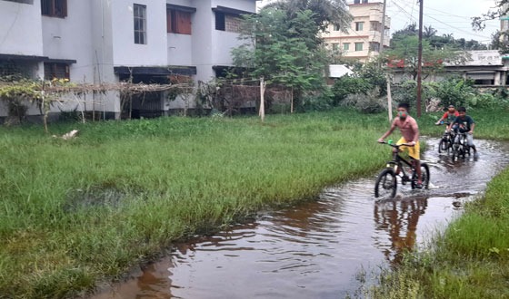 জলাবদ্ধতার কবলে সুজানগর উপজেলা স্বাস্থ্য কমপ্লেক্স