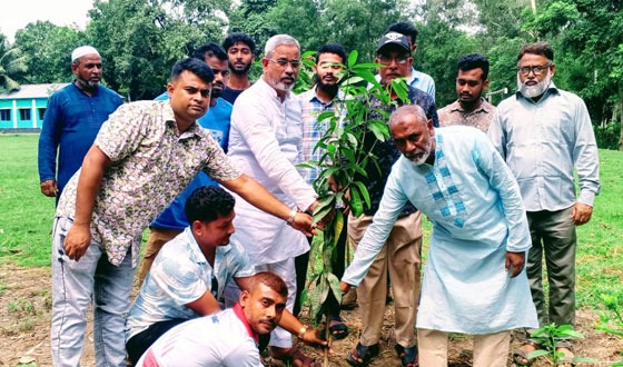 টাঙ্গাইলে বিভিন্ন শিক্ষা প্রতিষ্ঠানে সুলতান সালাউদ্দিন টুকুর পক্ষ থেকে বৃক্ষরোপণ
