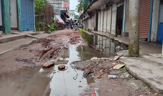 ইন্দুরকানীতে ২৫টি উন্নয়ন প্রকল্পের কাজ ফেলে রেখে ঠিকাদার লাপাত্তা