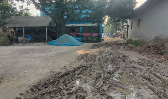 পীরগঞ্জে মাত্র ৮’শ মিটার রাস্তায় হাজারো মানুষের দুর্ভোগ!
