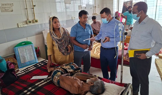 দেলদুয়ারে মুমূর্ষু রোগী’র পাশে দাড়ালেন ইউএনও