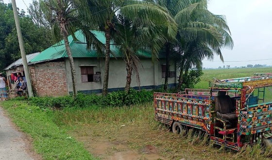 ক্ষেতলালে গরুবোঝায় ভুটভুটি উল্টে নিহত ১