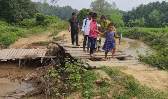 সড়ক-সেতুর অভাবে হারিয়াকোনা গ্রামের মানুষ সীমাহীন দুর্ভোগে