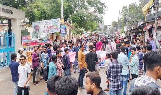 সড়ক অবরোধ করে বিএম কলেজের শিক্ষার্থীদের বিক্ষোভ