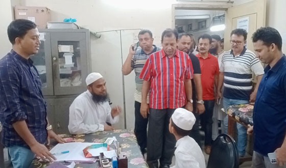 মোল্লাহাট উপজেলা স্বাস্থ্য কমপ্লেক্স পরিদর্শনে বিএনপি নেতা মনিরুল