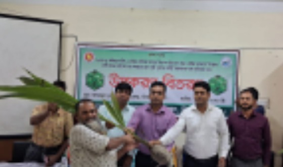 দিঘলিয়ায় প্রান্তিক কৃষকদের মাঝে নারকেল চারা আমন ধানের বীজ ও সার বিতরণ