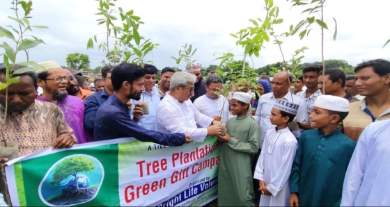 মোহনপুরে মাদরাসা ছাত্রদের মাঝে গাছের চারা বিতরণ