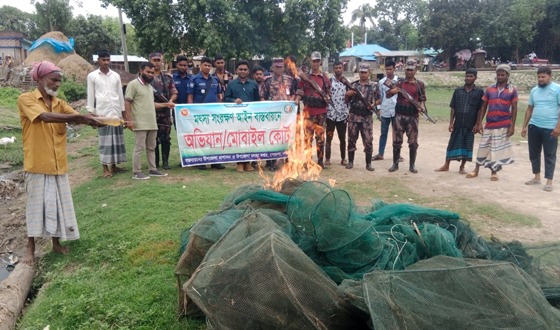 পূনর্ভবা নদিতে অবৈধ রিং জাল আটক