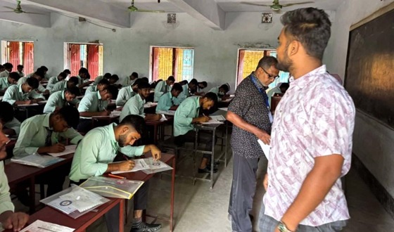 বড়াইগ্রামে এইচএসসি পরীক্ষার কেন্দ্রে ছাত্রদল নেতা