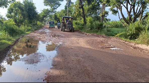 তানোরের বিভিন্ন স্থানে বড় বড় গর্ত, জীবনের ঝুকি নিয়ে চলাচল