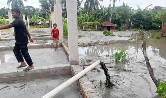 চিতলমারী সীমান্তে নগরমান্দ্রায় বালু উত্তোলনের মহোৎসব