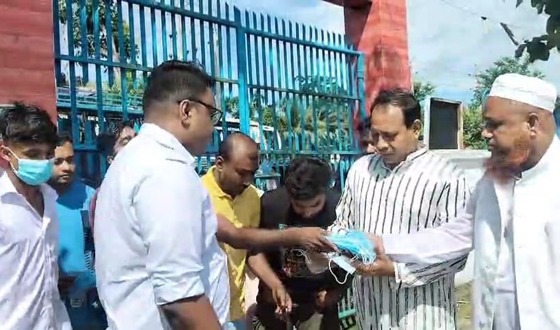 বাগেরহাট ও কচুয়ায় শিক্ষা ও স্বাস্থ্য সুরক্ষা উপকরণ বিতরণ