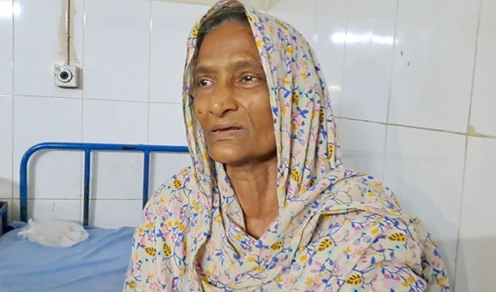 সাঁথিয়ায় বৃদ্ধ মাকে মারধর করে তারিয়ে দিল ছেলে
