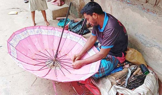 কাহারোলে বর্ষায় কদর বেড়েছে ছাতার কারিগরের