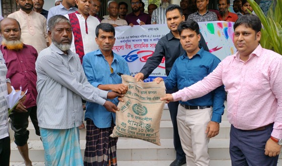 সেনবাগে প্রান্তিক কৃষকদের বীজ, রাসায়নিক সার ও চারা বিতরণ