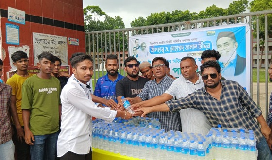 এইচএসসি পরীক্ষার্থীদের মাঝে পানির বোতল ও স্যালাইন বিতরণ